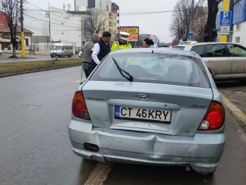 Accident rutier în lanţ pe bulevardul Mamaia: trei maşini şifonate, o persoană la spital